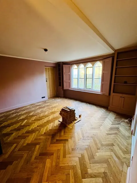 Plaster pink room with mullioned windows